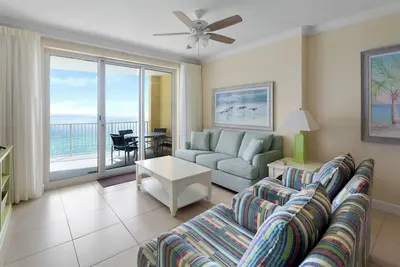 Image de Emerald Isle Beachfront; Service de plage gratuit; Semaine de la fĂŞte du Travail - Grande remise!