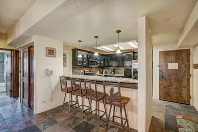 Image de Ski In / Out de luxe dans le village -Mis à jour! Spécial ski hebdomadaire, parking inclus!