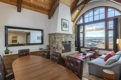 Image de Maison de ville de village de montagne de luxe avec quatre skis et skis aux pieds