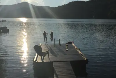 Image de 3 Br w \/ Loft Gated Accueil Waterfront. Vues lac \/ montagne! Quai privé. 8 personnes