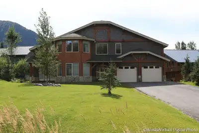 Image de Montagne de Prestige; 3000 m² maison avec vue, une table de billard et un spa extérieur