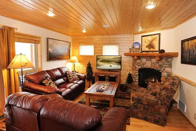 Image de Moose Inn The Woods peut accueillir 12 personnes! Juste 22 Miles à Ynp! Tarifs d'hiver réduits! ! !