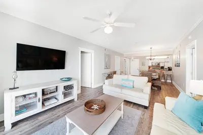Image de Waterscape A317 ~ 2br + dortoir ~ remodelé en 2017 ~ Service de plage!
