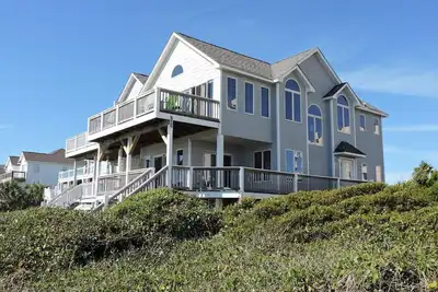 Image de Dog Friendly, 6 Bedroom Oceanfront est situé au centre de l'île d'Émeraude!