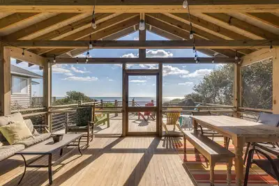 Image de \"Ocean Oaks\" ~ Classique 4 chambres ~ bord de l'océan ~ Animaux acceptés ~ Folly Beach ~