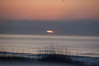 Image de Belle vue sur la plage d'Ocean Isle; Excellents levers de soleil au Windjammer Condo