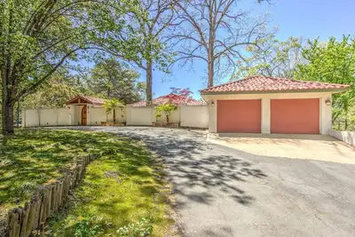 Image de 7 chambres à coucher / 5 Ba, 10 lits, 16 couchages, lac 2 stalles de bateau, piscine, résidence privée