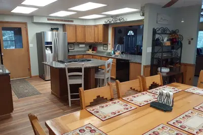 Image de Spacieux! ! Magnifique Maison De Campagne Tucked In Foothills Sur 9 Acres! Super Endroit!