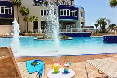 Image de Snowbirds DÉCEMBRE-FÉVRIER 1700 $ mois / 5 Piscines / ÉTAPES À La Plage / Lakeview