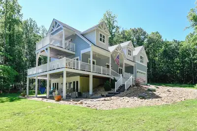 Image de Vivant au bord de l'eau sur le côté privé du domaine du lac Anna de plus de 3 acres! Nouvelle maison!