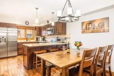 Image de Ski In / Walk to Lifts & Town, Magnifiquement rénové Townhome w / Garage! Piscine / baignoires