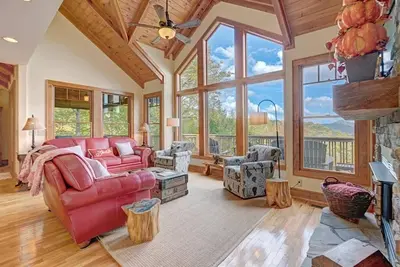 Image de Joyau de la famille - Près des attractions de High Country, maison de 4 chambres dans une communauté fermée, piscines - 10% de remise de dernière minute - remise incluse dans le devis en ligne