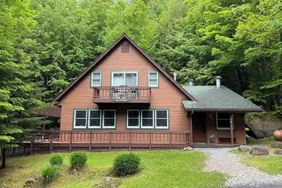 Image de Camp de 4 chambres \/ 4 salles de bain avec accès au quatrième lac!