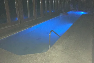 Image de Ranch rétro avec piscine intérieure privée et sauna