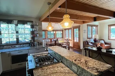 Image de Elk Cottage en ville! Remodeler complet. Marcher ou faire du vélo à tout!