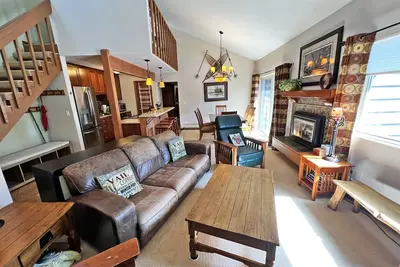 Image de Marchez jusqu'aux pistes de ski et à la ville - remodelé, WiFi, piscine, bains à remous - 7e nuit gratuite!