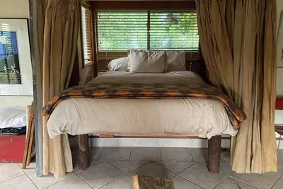 Image de Two Rooms & mini-kitchen in Classic Beach House - 300 steps to the Beach