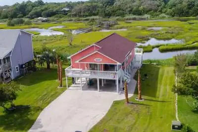 Image de Maison de plage récemment rénovée avec une vue incroyable sur le marais et le ruisseau - Animaux acceptés