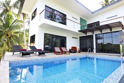 Villa de luxe avec vue sur la mer et piscine