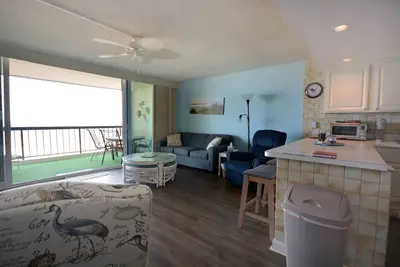 Image de Unique et confortable condo de 2 chambres avec WiFi gratuit, une piscine couverte et une vue directe sur le front de mer situé en haut de la ville et à quelques pas de la plage!