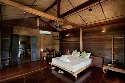 Image de Loft de luxe en longhouse en bois sur pilotis