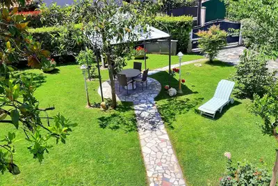 Image de Villa avec jardin, à seulement 400 mètres des plages de Forte dei Marmi en Versi