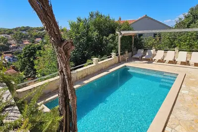 Image de Villa spacieuse avec piscine privée, vue sur la mer, terrasses et jardins