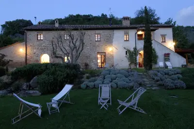 Image de Maison de 700 dans la réserve de chasse, entourée d'un paysage fantastique, piscine