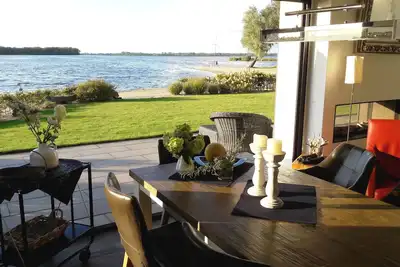 Image de Nouvelle maison de plage moderne - juste au bord de l'eau - grande terrasse sur le toit \/ WiFi gratuit