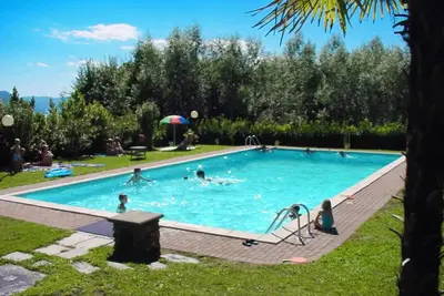 Image de Appartement de 3 pièces avec vue de rêve sur le lac dans une résidence avec piscine et solarium