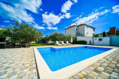 Image de Appartement de vacances avec une piscine extérieure