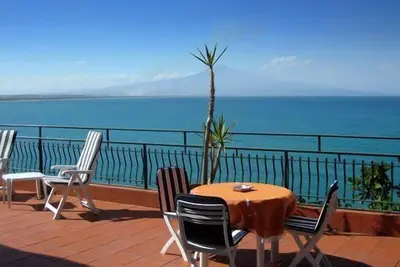 Image de emplacement spectaculaire directement au-dessus de la mer, vue incroyable sur la mer, l'Etna. .