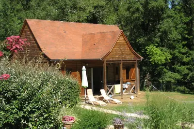 Image de Gîtes 3* confortables en bois autour d'une piscine - Proches de Sarlat