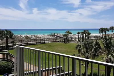 Image de RÉNOVÉ Et Emplacement \"Escaliers privés\" à la plage! 3 Rois, Service de plage gratuit