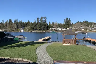 Image de 4 Bdr / 2 Ba Waterfront Home situé sur le magnifique lac Stevens.