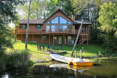 Image de Accueil Lakeside Haven sur le lac Birch, peut accueillir jusqu'Ă 12 personnes.
