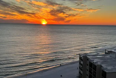 Image de Nouveau Remodel \"Gulf Views\" Uniquement1 / 2 Block To Beach, Loft Unit, \"Veuillez Nos Avis\"