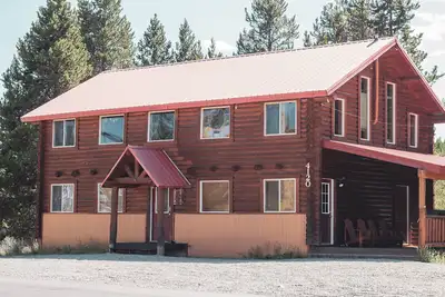 Image de Sportsman Cabin, 15 miles à West Yellowstone! Hot Tub, sur Snowmobile Trail.