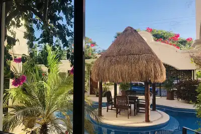 Image de Judy's Charming Poolside Condo avec toit!