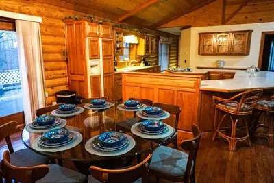 Image de Log Cabin. 5miles du lac Ky, lit King, bain à remous, table de billard, 1500 pieds carrés lieu!