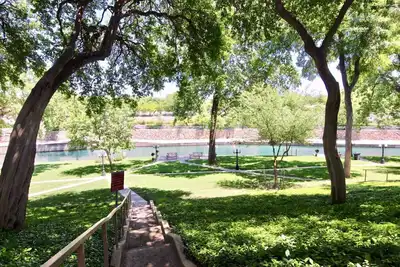 Image de Comal River Bliss - se trouve juste sur la rivière Comal - 2bdr / 2bth - 6 personnes!