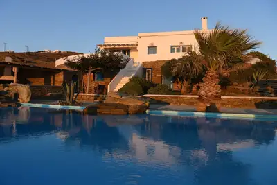 Image de PROPRIÉTÉ En Bord De Mer Avec Grande Piscine PRIVÉE