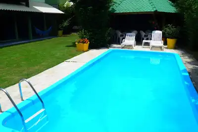 Image de Belle Maison, 4 Chambres, Piscine Et TRÈS Vert.