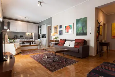 Centre d'Athènes, appartement d'artiste pour 4