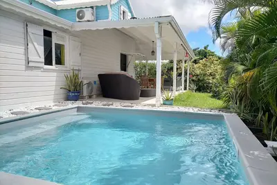 Image de Grande villa créole dans son écrin fleuri. Plage à 800 m. Piscine. Jardin