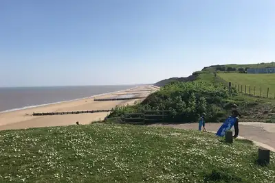 Image de Tower House: maison familiale primée, à 100 mètres de la plage de Sandy Blue Flag