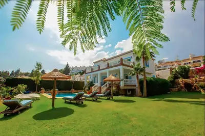 Image de Belle villa moderne et spacieuse; dort 15. Piscine privée et jacuzzi