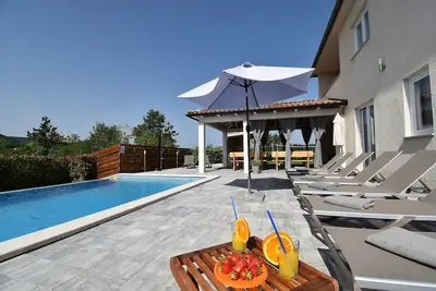 Image de Villa Slap-Belle maison près de la célèbre cascade, avec piscine privée et jardin