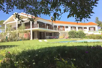 Image de belle maison d'hôtes entourée d'un magnifique jardin