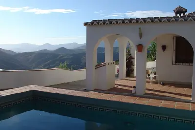 Image de Maison de campagne idyllique dans les montagnes avec piscine et vue fantastique sur la mer, WiFi